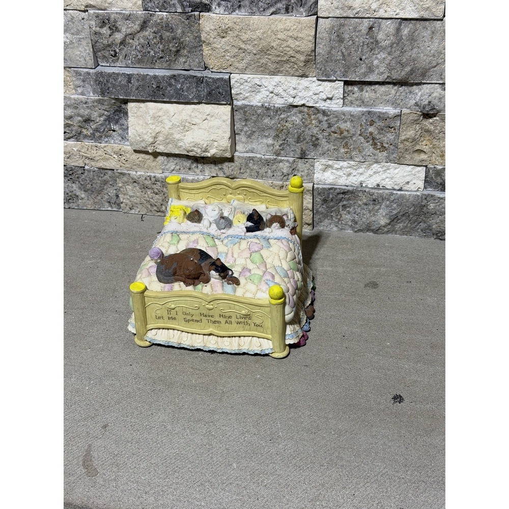 San Francisco Music Box Co Marjorie Sarnat Cat Bed Music Box 1995 Sleeping‎ Cats